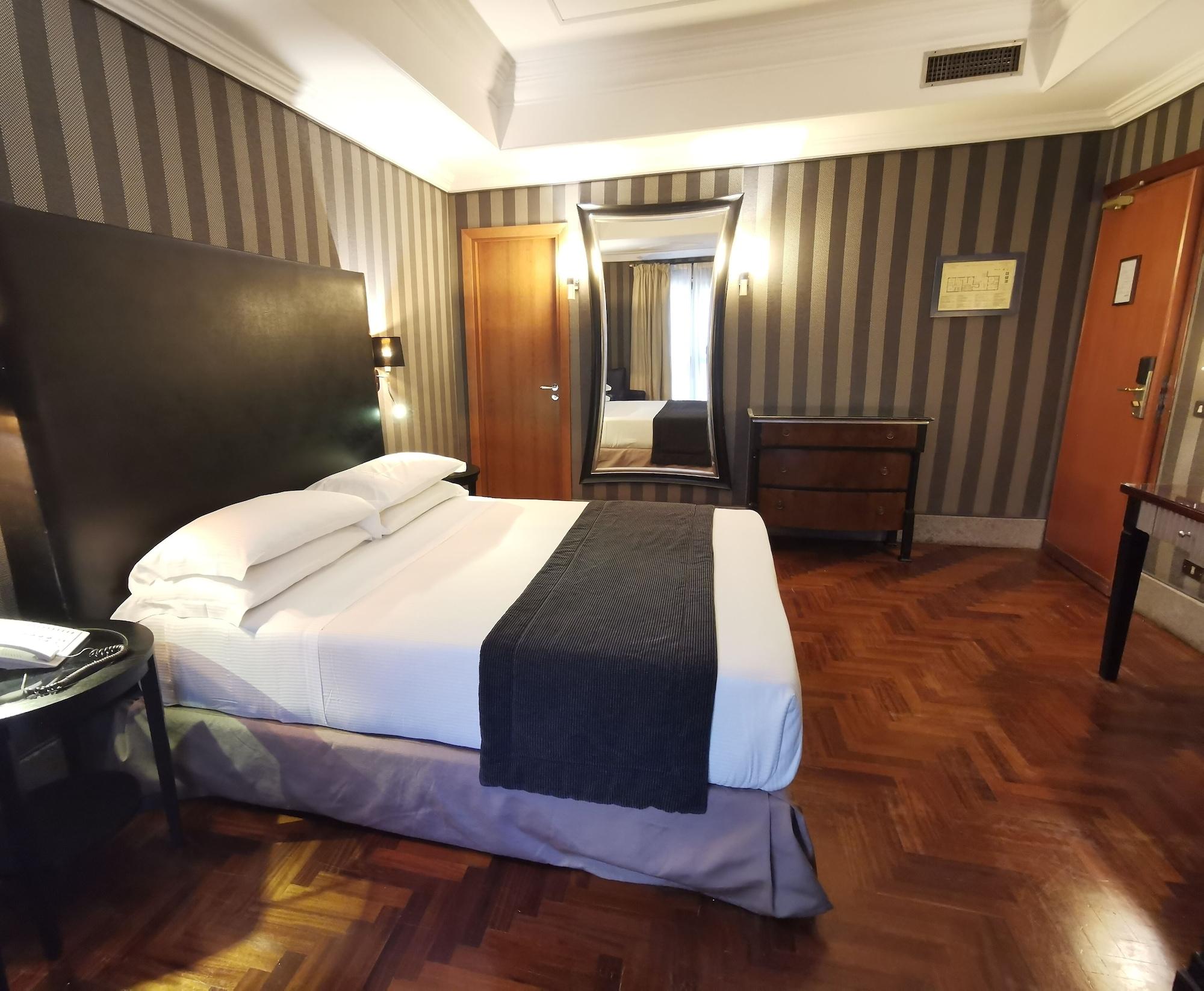 Royal Court Hotel 4*